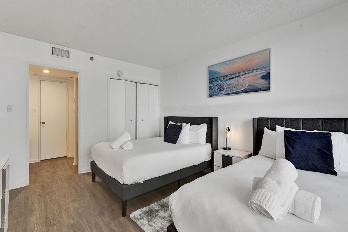 Apartamento básico, 2 habitaciones, balcón, vistas parciales al mar | 2 dormitorios, decoración individual, mobiliario individual