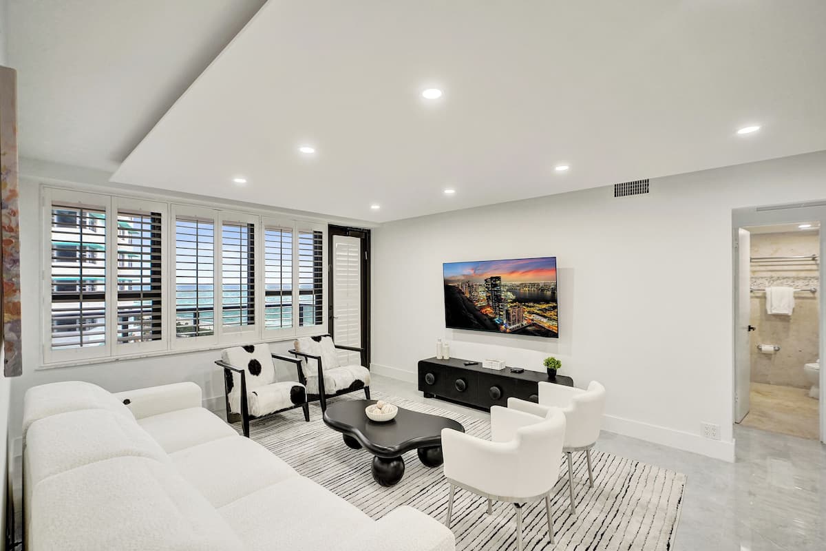 Apartamento design, 3 quartos, sacada, vista parcial para o mar | Área de estar | TV de tela plana 45 polegadas com canais a cabo