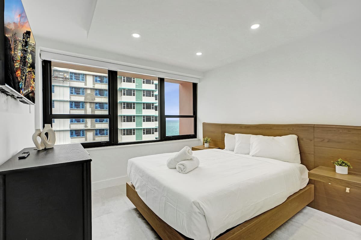 Apartamento luxo, 3 quartos, vista parcial para o oceano, de frente para a praia | Ferros/tábuas de passar roupa, Wi-Fi de cortesia