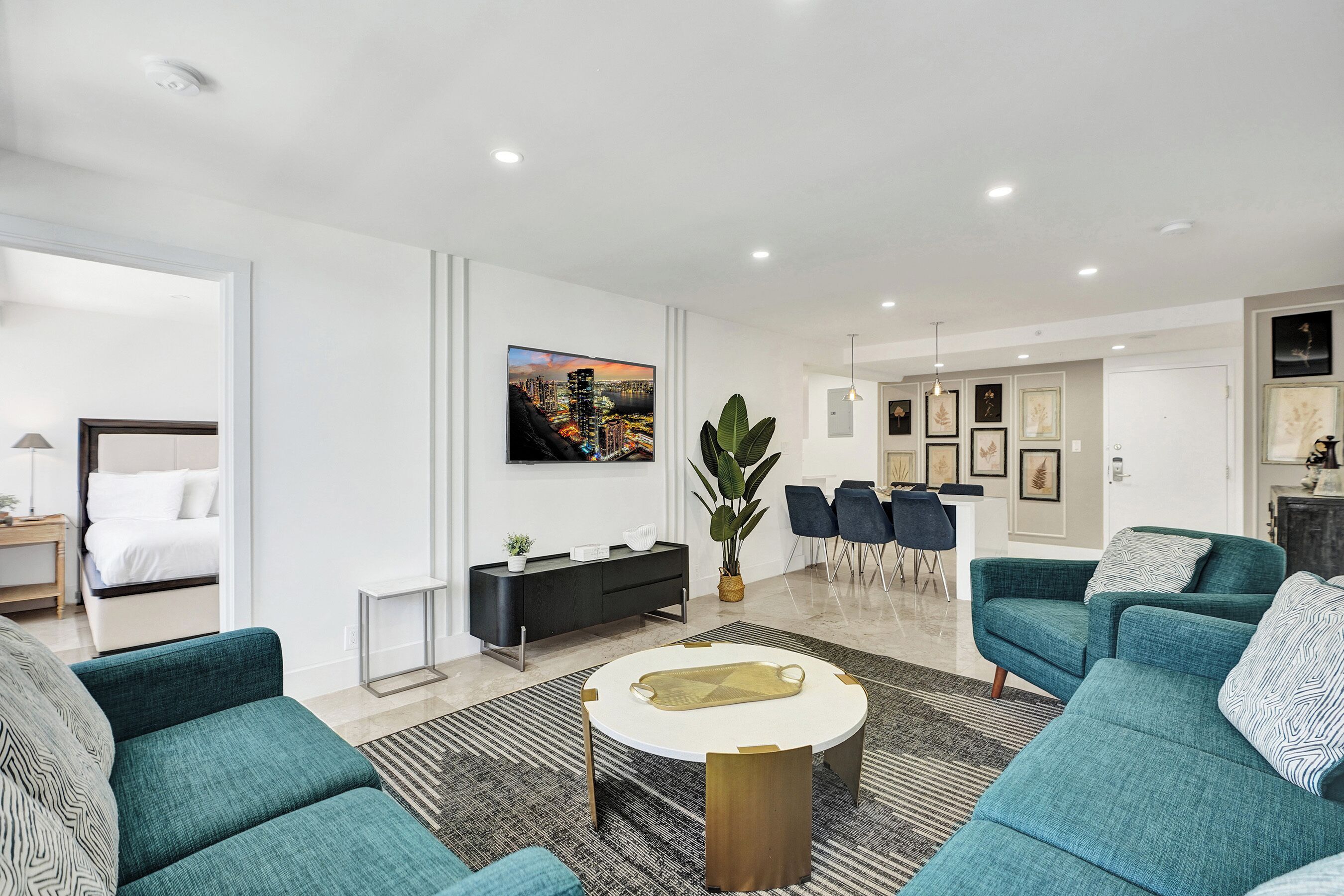 Departamento Deluxe, 2 habitaciones, balcón, vista a la bahía | Área de sala de estar | Televisión de pantalla plana de 45 pulgadas con canales por cable 