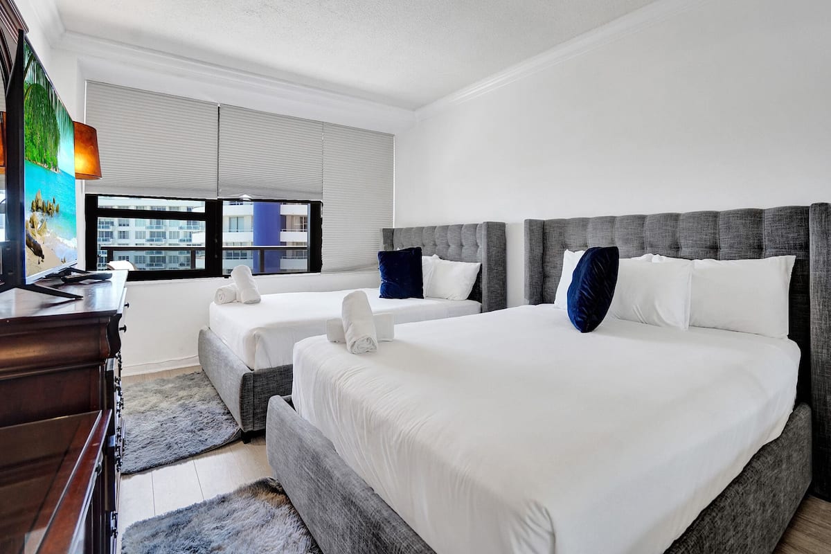 Apartamento clásico, 2 habitaciones, balcón, vistas parciales al mar | Baño | Artículos de higiene personal gratuitos, secador de pelo y toallas