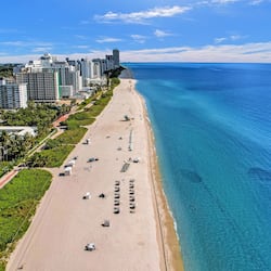Sulla spiaggia, sabbia bianca, un bar sulla spiaggia