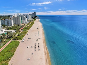 On the beach, white sand, beach bar - Alexander Hotel (Miami Beach)