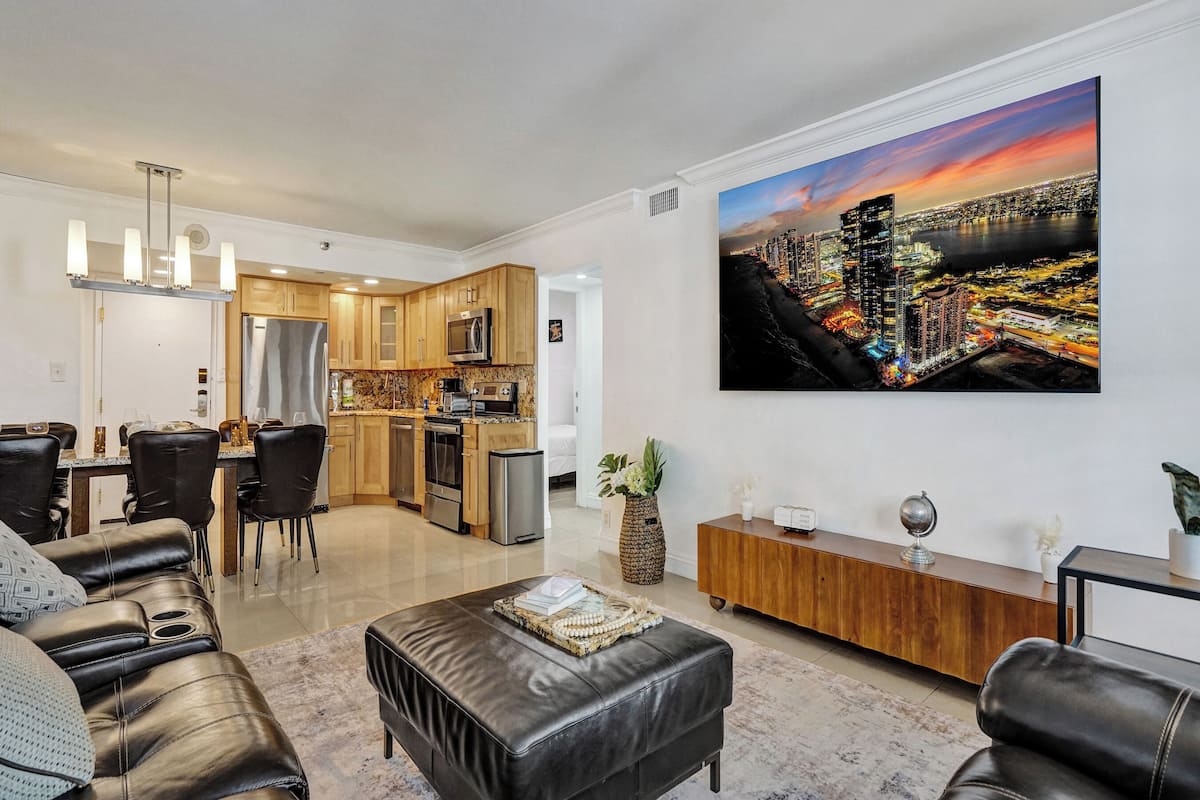 Beach Condo with Resort Perks, Pools, Fitness Center, and a Relaxing Bathtub 916 | Area keluarga | Televisi layar datar 45-inci dengan saluran TV kabel