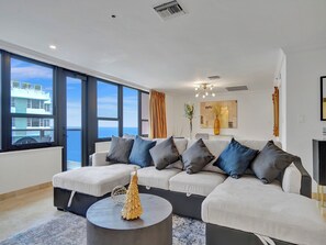 Penthouse Confort, 2 chambres, balcon, vue partielle sur l'océan | Coin séjour