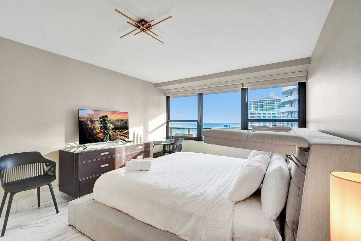 Apartamento superluxo, 1 quarto, sacada, vista parcial para o oceano | Ferros/tábuas de passar roupa, Wi-Fi de cortesia