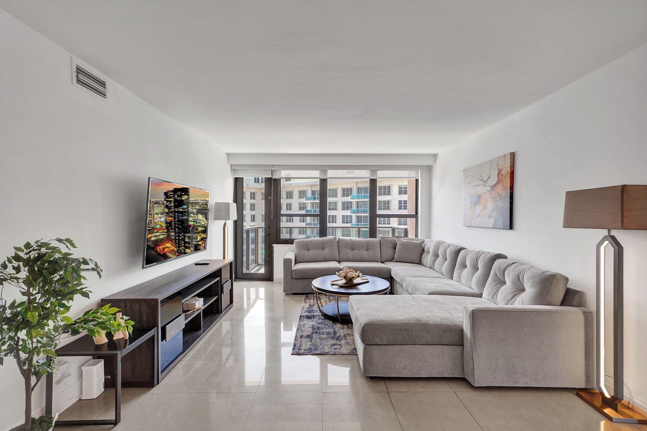 Departamento familiar, 2 habitaciones, balcón, vista parcial al océano | Área de sala de estar | Televisión de pantalla plana de 45 pulgadas con canales por cable 