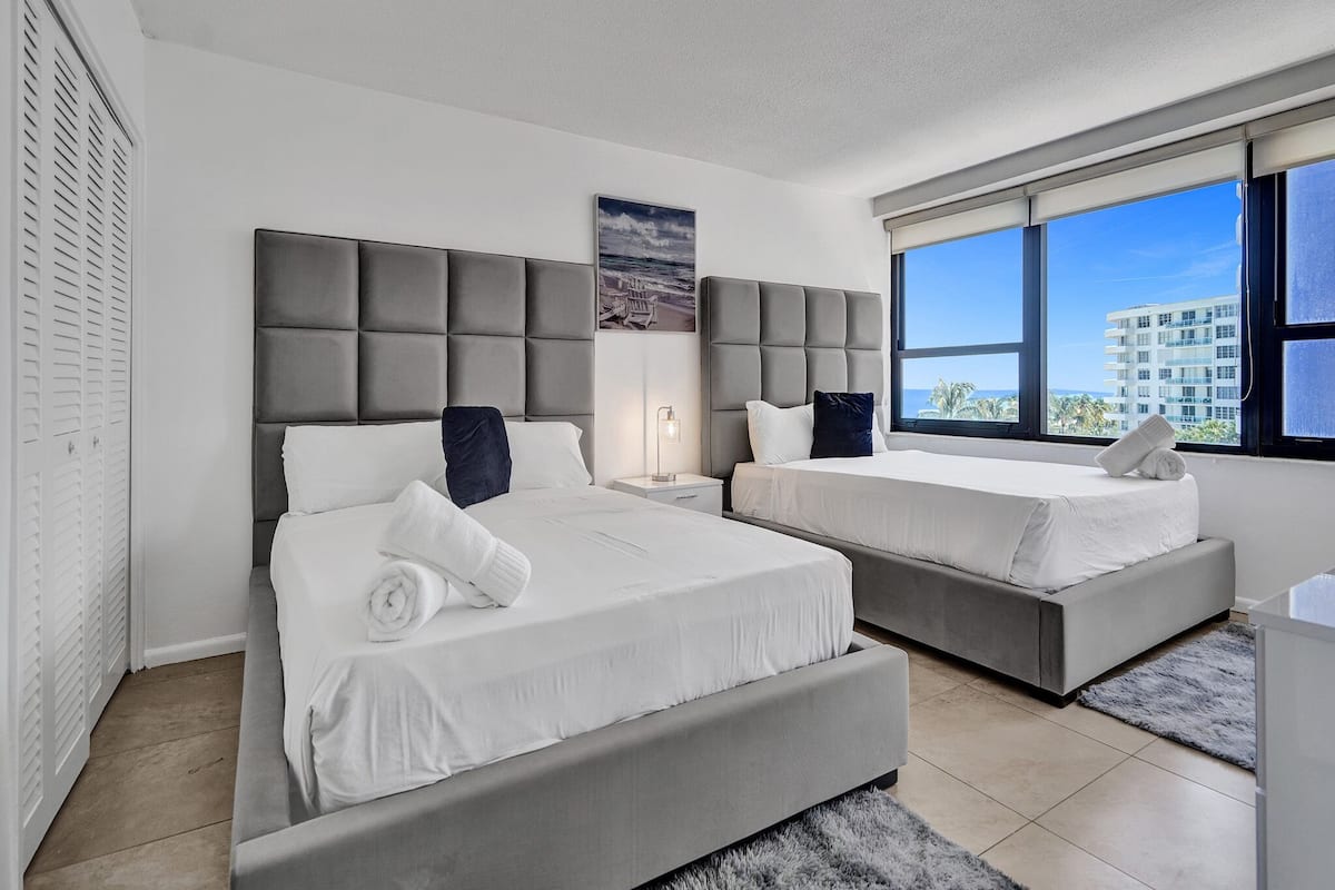 Apartamento familiar, 2 habitaciones, balcón, vistas parciales al mar | 2 dormitorios, decoración individual, mobiliario individual