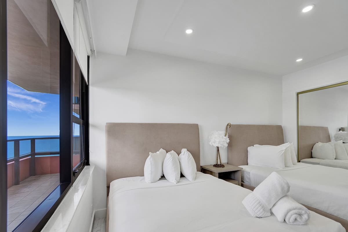 Apartamento familiar, 3 habitaciones, balcón, vistas parciales al mar | 2 dormitorios, decoración individual, mobiliario individual