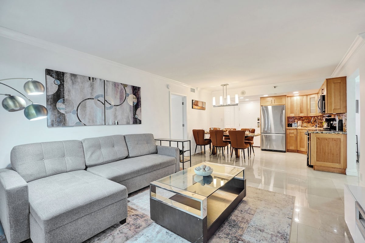 Beach Condo with Resort Perks, Pools, Fitness Center, and a Relaxing Bathtub 916 | Área de estar | TV de tela plana 45 polegadas com canais a cabo