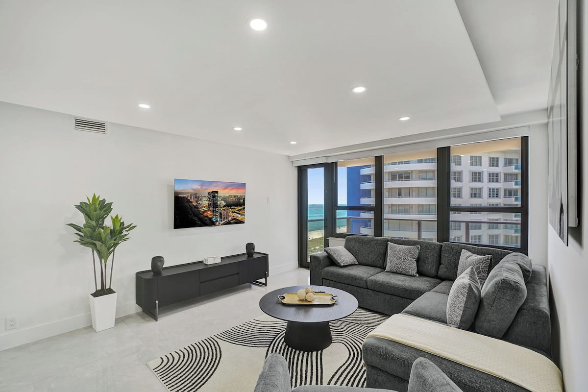 Condo superluxo, 3 quartos, sacada, vista parcial para o oceano | Área de estar | TV de tela plana 45 polegadas com canais a cabo