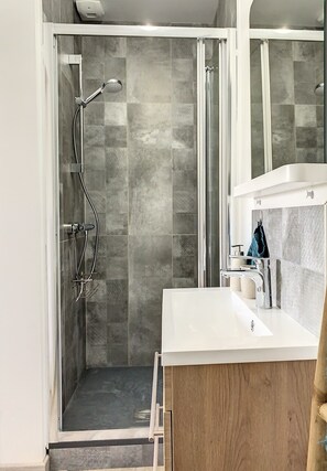Shower, free toiletries, hair dryer, towels