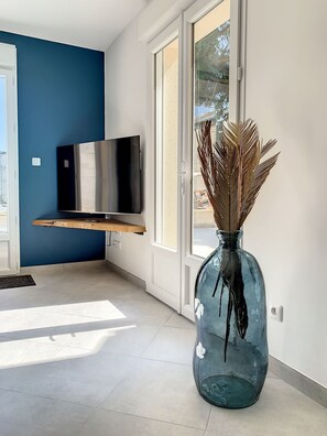 125-cm Smart TV with cable channels, Netflix, streaming services - Ecrin de charme (Compiègne)