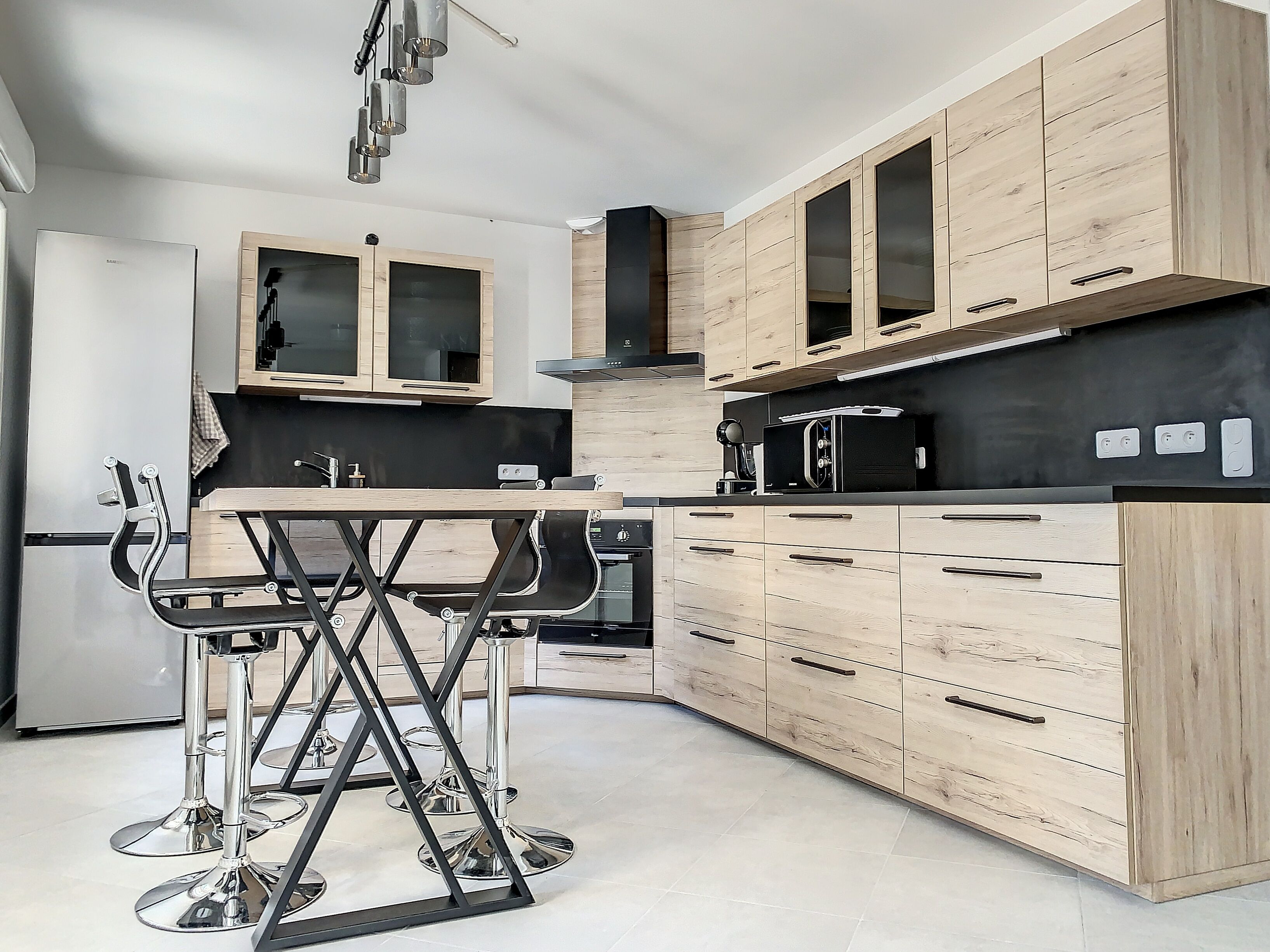 Grand réfrigérateur, micro-ondes, four, plaque de cuisson