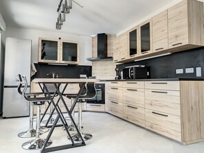 Full-sized fridge, microwave, oven, stovetop