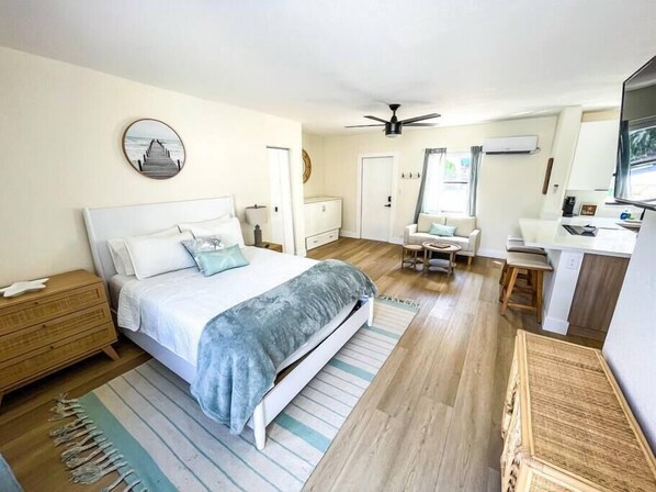 1 bedroom, iron/ironing board, WiFi, bed sheets - Beachy Lauderdale by-the-Sea Studio Suite#2 (Lauderdale-by-the-Sea)