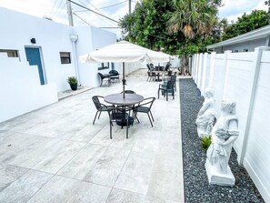 Outdoor dining - Beachy Lauderdale by-the-Sea Studio Suite#2 (Lauderdale-by-the-Sea)