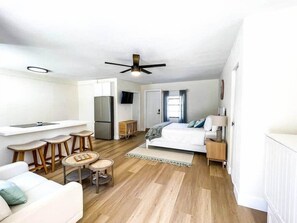 1 bedroom, iron/ironing board, WiFi, bed sheets - Beachy Lauderdale by-the-Sea Studio Suite#2 (Lauderdale-by-the-Sea)