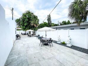 Outdoor dining - Beachy Lauderdale by-the-Sea Studio Suite#2 (Lauderdale-by-the-Sea)