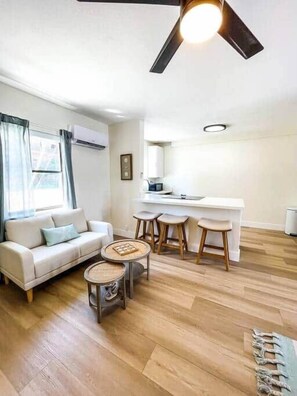 TV - Beachy Lauderdale by-the-Sea Studio Suite#2 (Lauderdale-by-the-Sea)