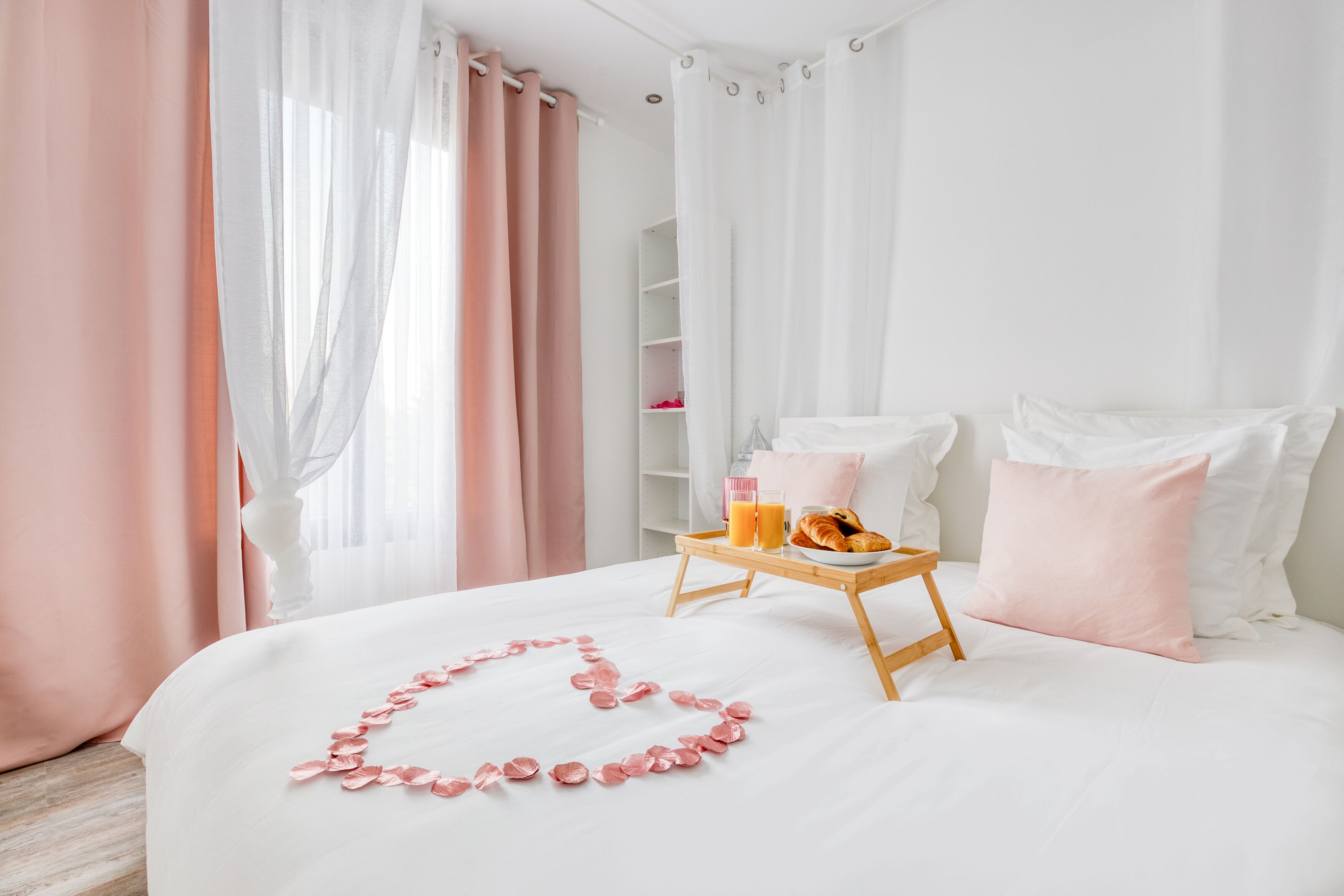 1 室のベッドルーム、デスク、アイロン / アイロン台、旅行用ベビーベッド