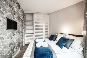 2 bedrooms, iron/ironing board, WiFi, bed sheets