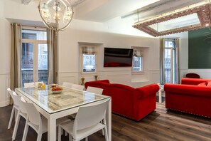 设计公寓, 3 间卧室, 城市景观 | 起居区