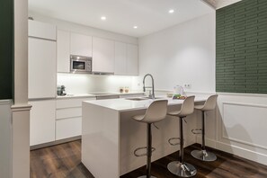 Apartemen Desain, 3 kamar tidur, pemandangan kota | Dapur pribadi | Lemari es besar, microwave, oven, dan kompor