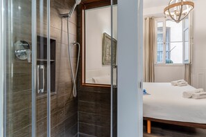 Design appartement, 3 slaapkamers, uitzicht op de stad | Badkamer | Een douche, een haardroger, handdoeken, zeep