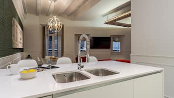 Apartemen Desain, 3 kamar tidur, pemandangan kota | Dapur pribadi | Lemari es besar, microwave, oven, dan kompor