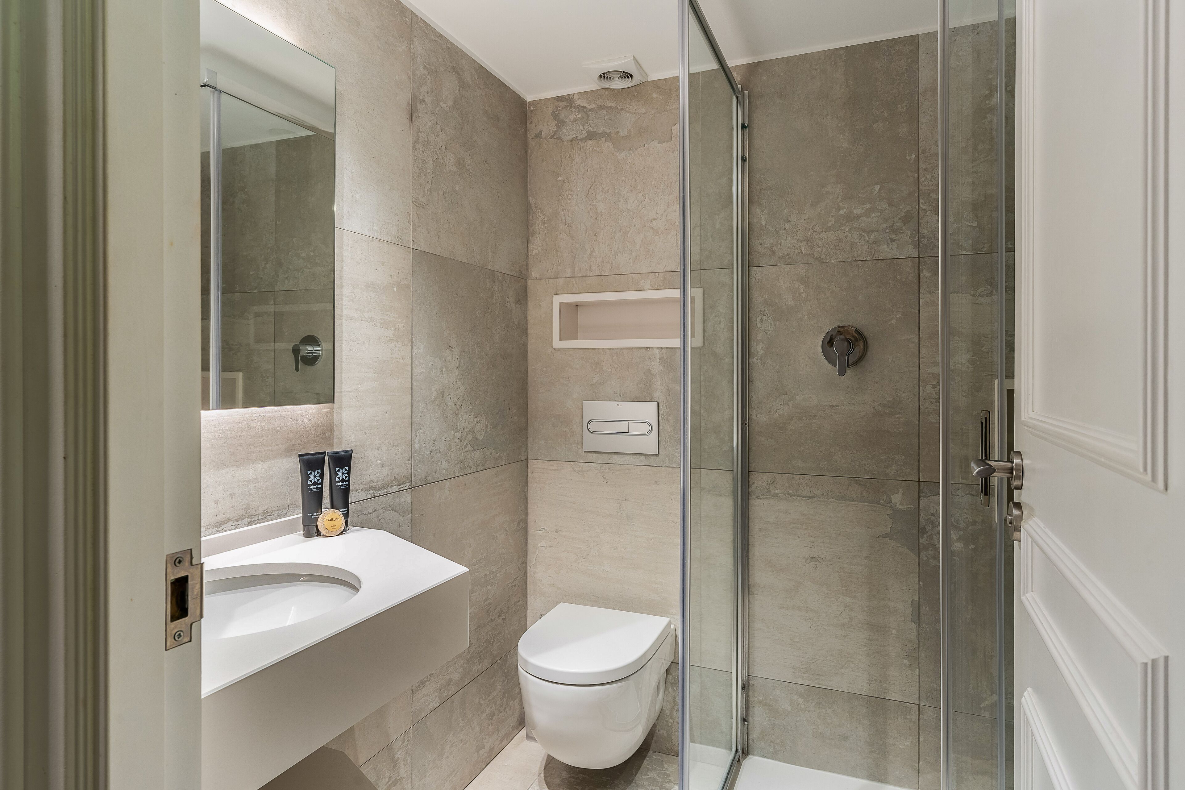 Design appartement, 3 slaapkamers, uitzicht op stad | Badkamer | Een douche, een haardroger, handdoeken, zeep