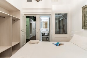 Design appartement, 3 slaapkamers, uitzicht op de stad | 4 slaapkamers, een kluis op de kamer, een strijkplank/strijkijzer