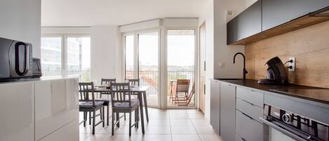 Een koelkast, een microgolfoven, een oven, een vaatwasser