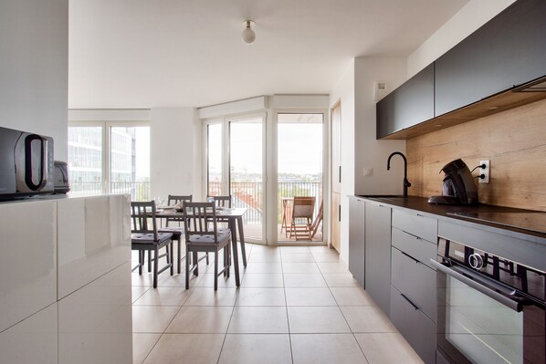 Kühlschrank, Mikrowelle, Ofen, Geschirrspüler