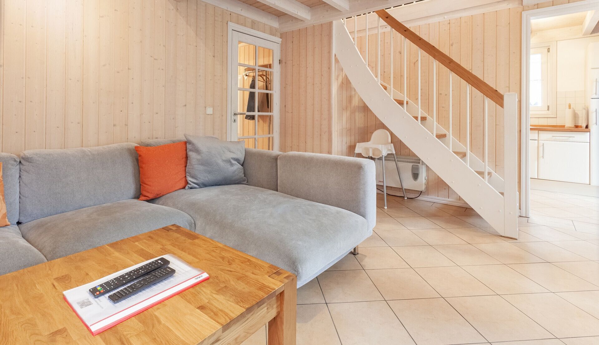 Télévision, cheminée, lecteur de DVD