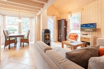 Sekobbe beach house with sauna, fireplace and whirlpool