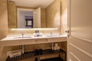 A hotel bathroom with two sinks, a mirror, and a towel rack. - Enjoybcn Plaza Catalunya Apartment (Barcelona)