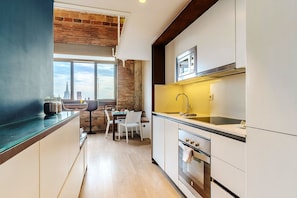 Refrigerador con freezer, microondas, horno, placa de cocina