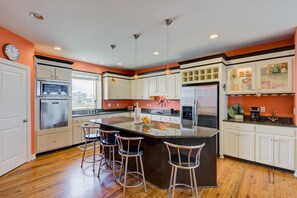 Køleskab, mikrobølgeovn, ovn, kogeplade