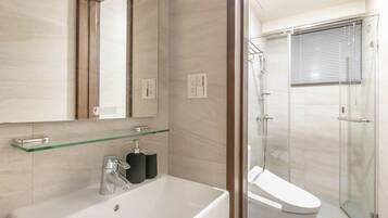 Dusche, Haartrockner, Bidet, Handtücher