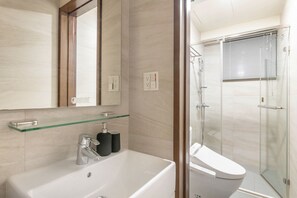 Dusche, Haartrockner, Bidet, Handtücher