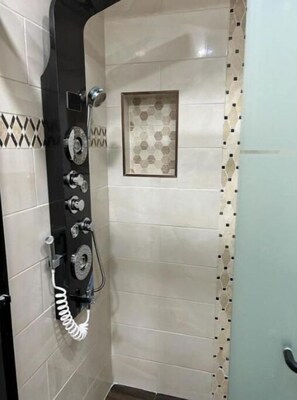 Sèche-cheveux, savon, papier toilette