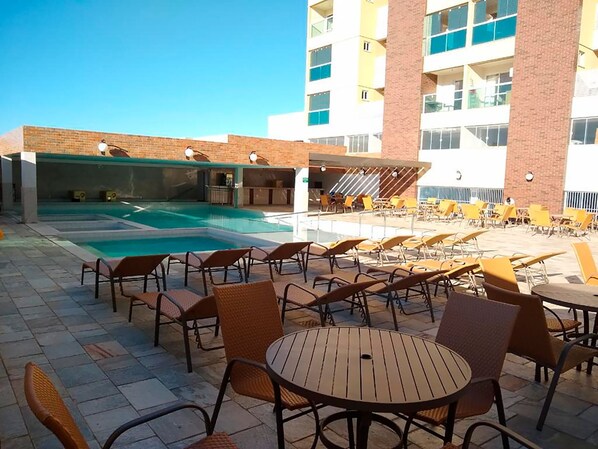 2 piscinas cubiertas, 2 piscinas al aire libre