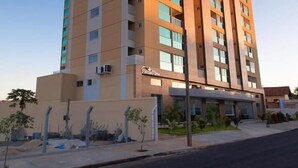 A tall, modern hotel with multiple floors and balconies. - Piazza diRoma Acesso Acqua Park (Caldas Novas)
