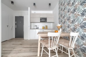 Kühlschrank, Mikrowelle, Herdplatte, Geschirrspüler