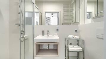 Douche, sèche-cheveux, serviettes fournies