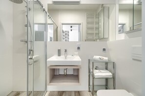 Douche, sèche-cheveux, serviettes fournies