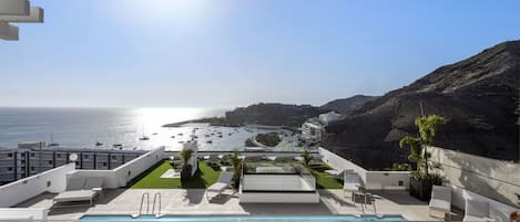 Una piscina en la azotea con vista al mar y a los barcos.