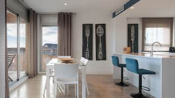 Design appartement, uitzicht op haven, aan zee | Dineerruimte