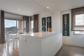 Leilighet – design, havneutsikt, ved havkanten | Spisestue